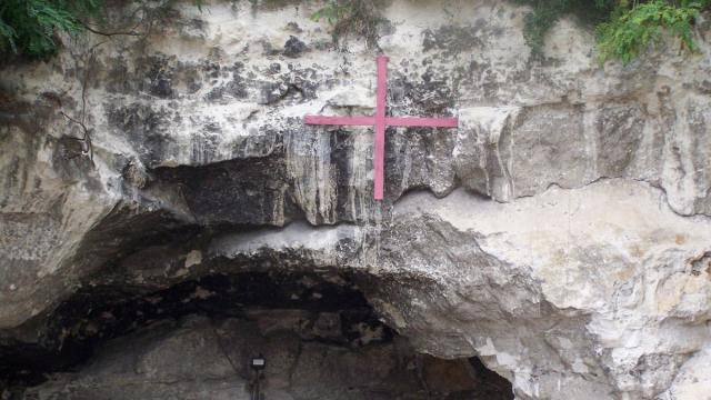 Entrée De La Champignonnière La Croix Rouge Souvenir Du Lieu De Refige De Civiles En 1944