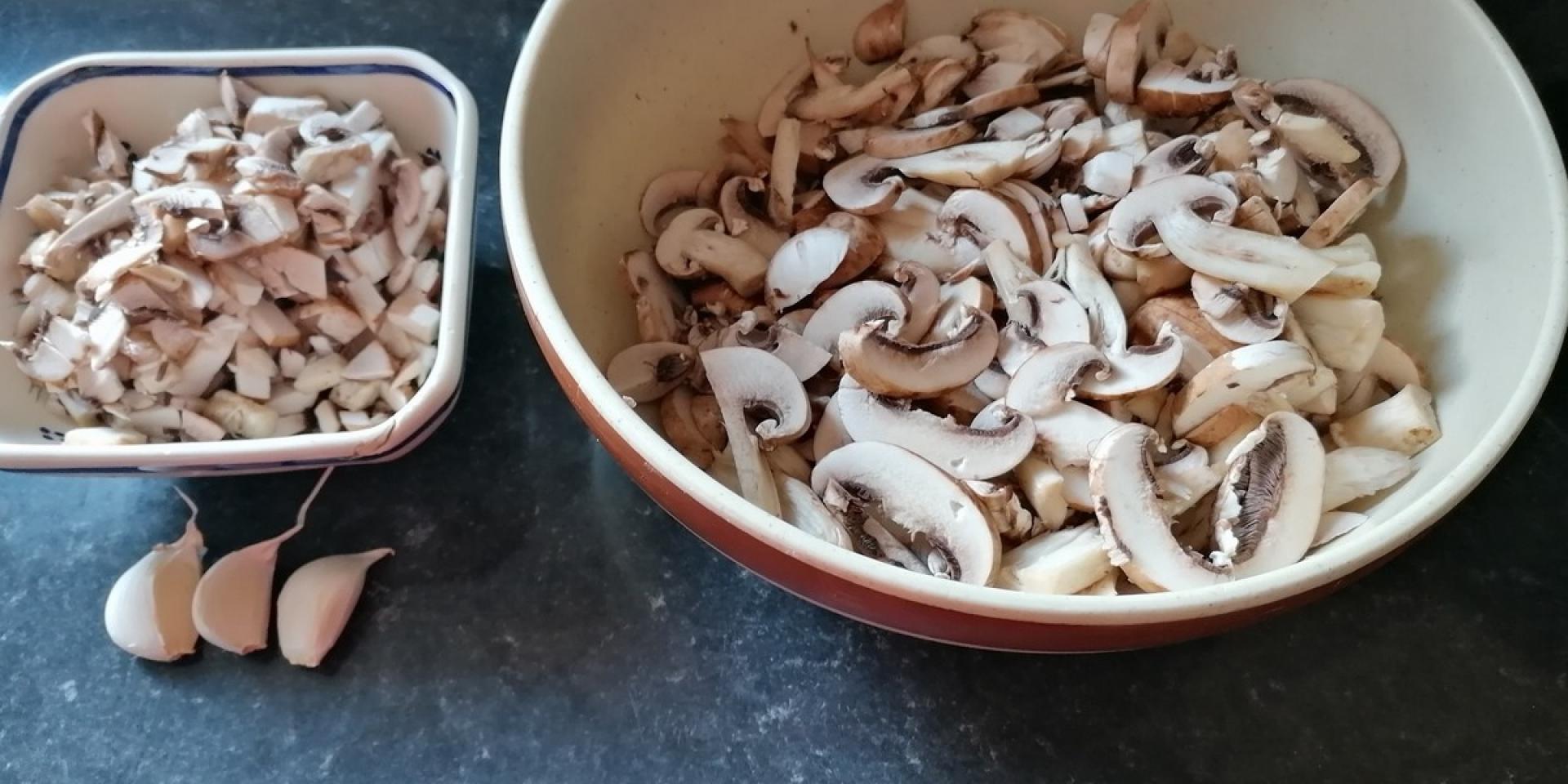 Champignons En Brunoise Et émincés