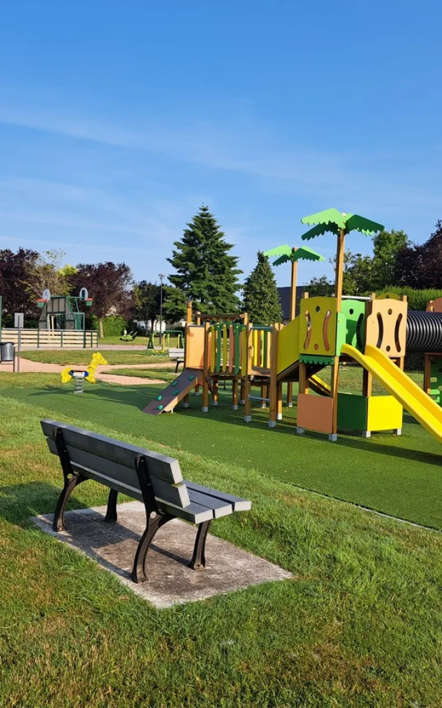 Aire De Jeux Pour Enfants La Vespiere Friardel